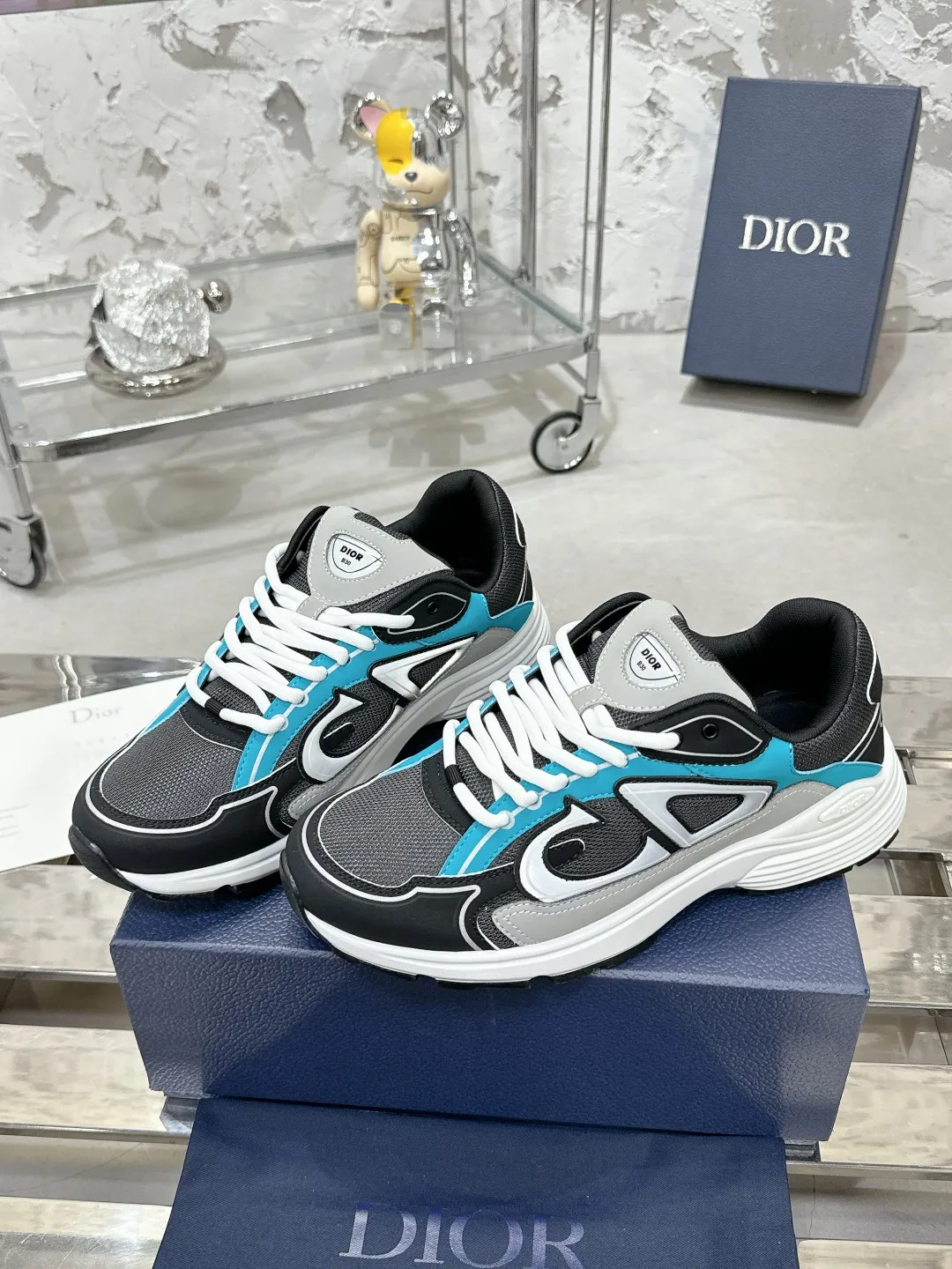 Men's men's shoes 💰600❤️❤️❤️High version Dior Dior's latest color matching B30 series reflective dad sneakers original 17380💰 purchased for development and production Brand new B30 sneakers Dad Shoes style shoes that follow the trend of the retro market The Dior logo on the tongue also indicates that this pair of shoes is the B30 model! B30 uses fine-textured leather and mesh cloth materials to form a shoe body. There are conspicuous letters CD on both sides of the shoe body to indicate identity. Many lines on the shoe body outline details to make the shoes look less monotonous and full of retro flavor. The delivery counter is exquisitely packaged🛍📦 ▪️Fabric: Original customized technical fabric + mesh ▪️Inner lining: Customized breathable lining ▪️Outsole: Original molded IP foam + TPU outsole ▪️Sole thickness: 3.5CM ▪️Size: Women’s size 35-40 / Men’s size 39-46